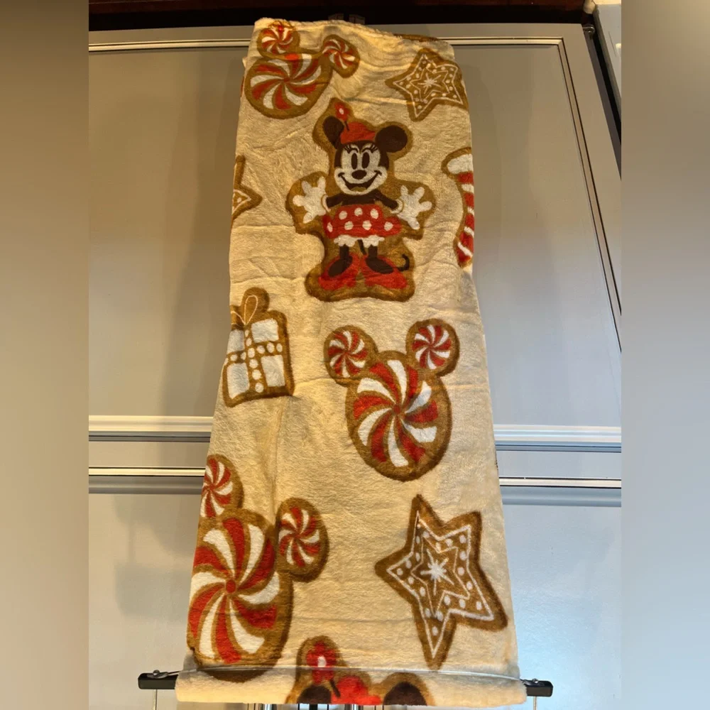 Viral Disney Mickey Minnie Cream and Red Christmas Throw Blanket